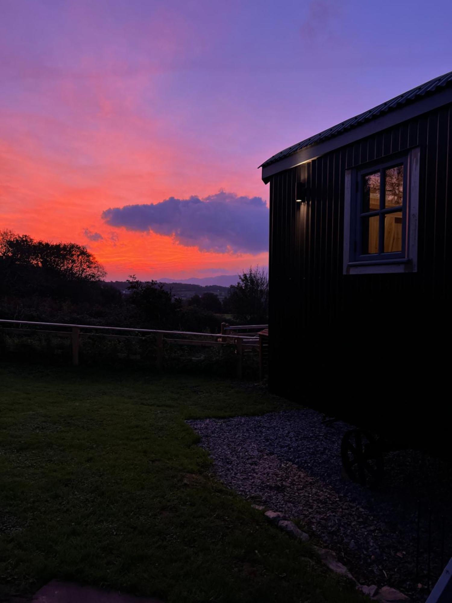 Mountain View Shepherd'S Hut For 2 Adults, 1 Dog Villa Llangoed Luaran gambar